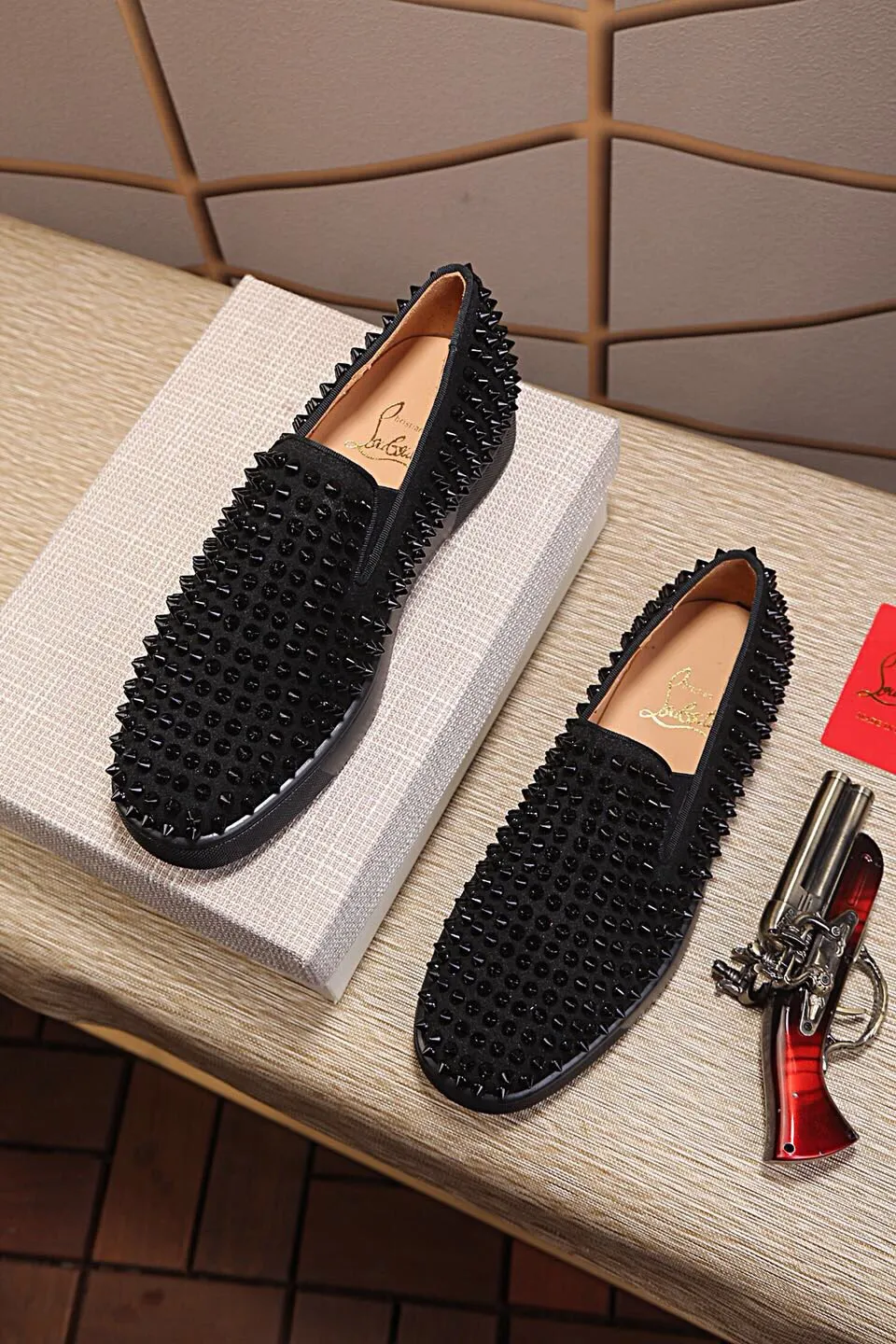 Ex-factory price 440. christian louboutin (CL red sole shoes) counter nail series, casual sneakers for couples 📢 📢 📢 Exclusive hot style release 🎈🎈💪 Movable latex feet 👻 Finished large sole car line [satisfied] 😝Female 35-40# Male 38#-46, global supply😝 [Top version]: original imported cowhide frosted upper, top original leather lining, original molded TPU outsole, original 1:1 detail processing, original shoe last, large quantity available from stock,